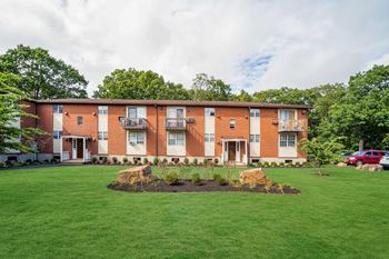 Exterior Building at BAY SHORE APARTMENTS, Connecticut, 06512